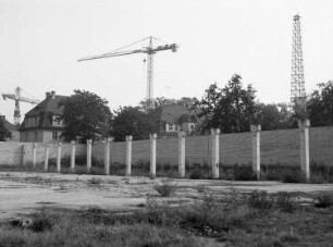 Dresden-Übigau, Klingerstraße. Pionierkaserne Übigau (1913). Ummauerte Hofecke (davor Betonsäulen), dahinter Kasernengebäude. Hofansicht von Nordnordosten