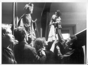 Prag. Lehrstuhl für Alternatives Theater und Puppentheater. Studenten beim Puppenspiel hinter der Bühne