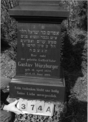 Grabstein 374 (Index: 100093485) Maße HxBxT: 249x50x50 cm Symbolik: (Leviten-)Kanne Besonderheit: Doppelgrab für Eheleute: Grabstein 374A