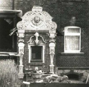 Cossebaude, Gnomenstieg 13. Sommerhaus ("Kaffeemühle") (um 1885). Eingang und Erdgeschoßfenster
