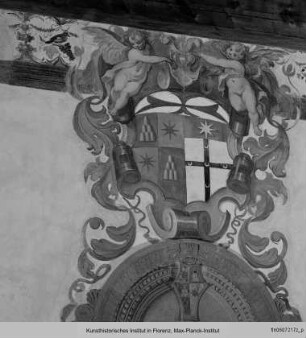 Groteskenfries mit Kartuschen und Wappen