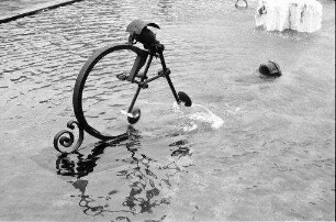 Basel: [Tinguely-]Brunnen vor dem Stadttheater, vereist