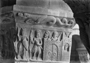 Südflügel — Kapitell Relief