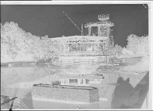 Staustufe Schweinfurt. Straßenbrücke. Vorbau der Brücke über den Main, im Hintergrund die Maxbrücke. Unter der Brücke das Hilfsjoch und Pfeiler 1. Schweinfurter Pegel = 67 cm.