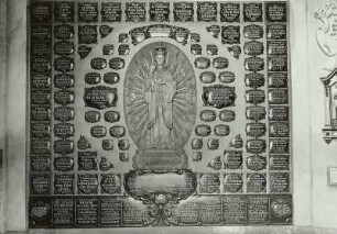 Votivtafelwand mit Madonna : Votivtafelwand mit Madonna. Holz, geschnitzt, gefasst. 1721/1800. Albendorf (Wambierzyce / Polen), Wallfahrtskirche Mariä Heimsuchung