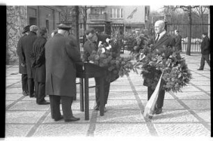 Kleinbildnegativ: Trauerfeier für Günther Weisenborn, 1969
