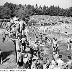 Badegäste am 3-Meter-Sprungbrett