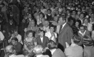Freiburg: Stadthalle; Willy Brandt zwischen den Stuhlreihen