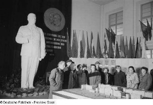 Blick in die Halle mit einer Statue von Stalin und einem Modell der Stalinallee
