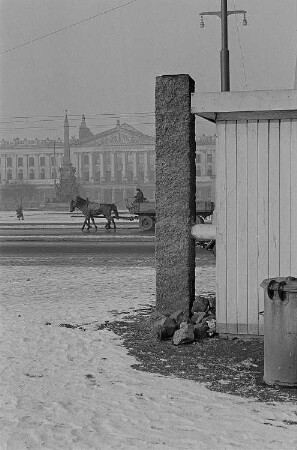 Blick auf den Augustusplatz (damals Karl-Marx-Platz) mit dem Augusteum der Universität und dem Mendebrunnen