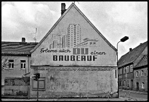 Hausfassade mit der Inschrift "Erlerne auch du einen Bauberuf"