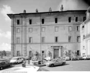 Palazzo Odescalchi, Ostfassade