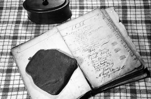 Schnupftabakdose und Buch des Schnupfvereins Ay