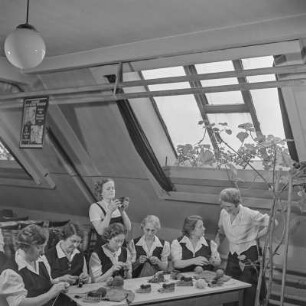 Werkfrauen beim Stricken