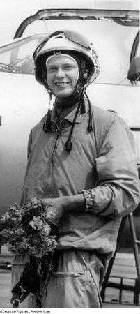 Rothenburg (Oberlausitz). Nationale Volksarmee - Luftstreitkräfte. Militärflugplatz für Jagdflieger-Ausbildung. Pilot (mit Blumenstrauß) neben der Kabine eines Jagdflugzeuges stehend
