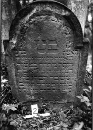 Grabstein 2 (Index: 99804055) Material: Sandstein Zustand: unten und im Rundbogen verwittert Maße HxBxT: 98x65x12 cm Beschreibung: Stele mit eingezogenem verdachtem Rundbogen und profiliertem Rand: Grabstein 2