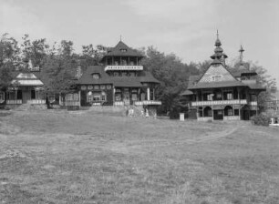 Ansicht des Bergortes (Die Herbergen und Hotels sind als Zeugnisse eines frühen Fremdenverkehrs in der Wallachei dem Wallachischen Frelichtmuseum zugeordnet)