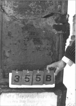 Grabstein 355 (Index: 99786241) Zustand: obere Hälfte abgebrochen und zementiert, untere Hälfte fast vollständig abgeblättert Maße HxBxT: 157x62x21 cm: Grabstein 355B