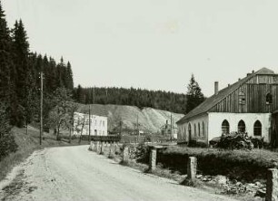 Tschechien, Breitenbach-Zwittermühl, Erzwäsche am Schwarzwasser. Blick talaufwärts zu den Halden der Grube