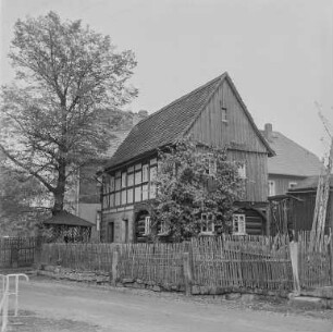 Häuser im oberen Erzgebirge : Erzgebirge. Unbekannter Ort. Bauernhaus