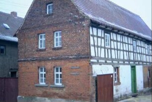 Bauernhaus, Wohnstallhaus: altes Fachwerk am Giebel durch Backsteine ersetzt