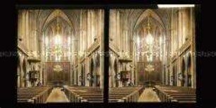 Innenansicht Kirchenschiff mit Kanzel und Altar