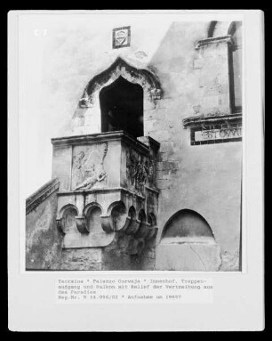 Balkon mit Relief der Erschaffung Evas