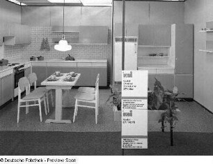 Anbauküche Universal : Ausstellungskojen mit Anbauküchen verschiedener Hersteller