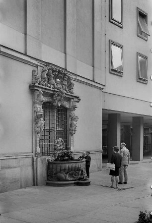 Dresden. Dinglingerbrunnen am Hotel Gewandhaus, von Johann Melchior Dinglinger, zierte ursprünglich Hof und Wohnhaus Dinglingers
