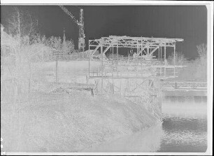 Staustufe Schweinfurt. Straßenbrücke. Montage des Vorbauwagens auf der Saumainseite. Schweinfurter Pegel = 148 cm.
