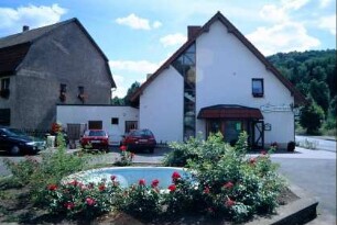 Gasthaus u. Pension "Zum grünen Baum", Dorfbrunnen