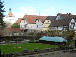 Stadtbefestigung-Ansicht im Süden mit Stadtmauer (Wehrgang abgetragen-innenseitig angebäude Gebäude aufgestockt) über Stadtgrabenvorfeld nach Südwesten