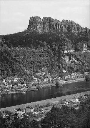 Bad Schandau. Ortsteil Postelwitz. Blick über die Elbe gegen Vordere Schrammsteine