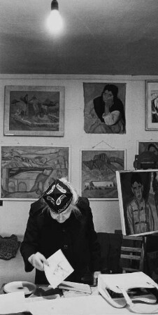 Die Malerin Charlotte E. Pauly in einem Ausstellungsraum (Galerie Berlin ?) mit einer Zeichnung in der Hand