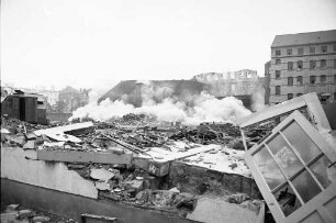 Abbruch des alten Industriegeländes der Nähmaschinenfabrik Singer zwischen Haid-und-Neu-Straße und Rintheimer Straße.