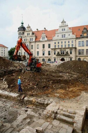 Dresden-Altstadt. Neumarkt. Vor Baubeginn im Quartier VIII. Blick zum Schloss und Bagger beim Freilegen zur Ausgrabung der Keller