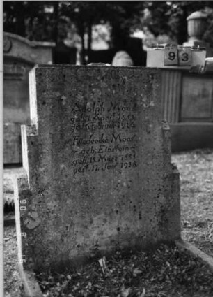 Grabstein 93 (Index: 99618529) Maße HxBxT: 118x79x20 cm Besonderheit: Doppelgrab für Eheleute: Grabstein 93