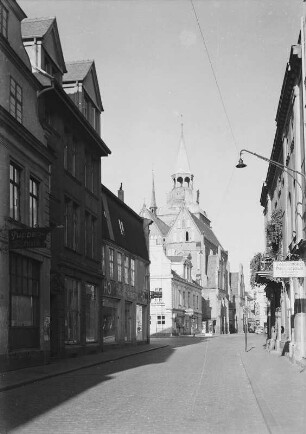 Güstrow. Mühlenstraße. Einmündung zum Markt mit Pfarrkirche