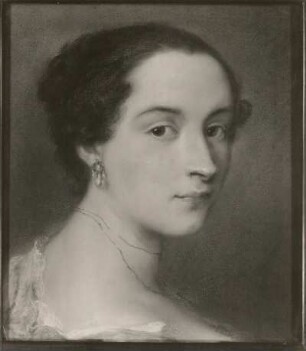 Schwarzhaarige Dame mit dünner goldener Halskette : "Schwarzhaarige Dame mit dünner goldener Halskette" (1765, R. Carriera; Pastell; Papier; 29,5 x 26 cm; Staatliche Kunstsammlungen Dresden (SKD))