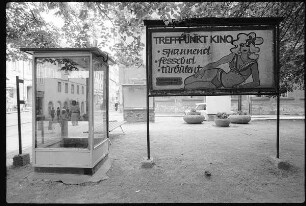 Telefonzelle und Werbeaufsteller "Treffpunkt Kino"