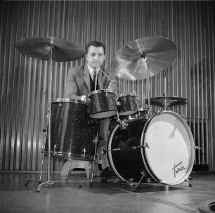 Petershof. 1964 Trowa-Drums, Wolkenklavier : Leipzig, Messehaus Petershof. Schlagzeuger mit Trowa-Drums zur Leipziger Herbstmesse 1964
