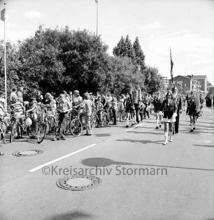 Schützen- und Volksfest: Veranstalter Heimatring und Ahrensburger Schützengilde: Umzug: links Schülergruppen mit Fahrrädern: rechts Spielmannszug, 22. August 1976