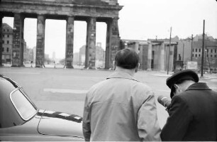 Berlin: Brandenburger Tor von Tiergarten aus; Vordergrund Polizei mit Fernkamera