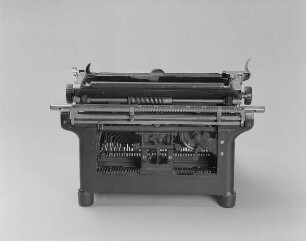 Typenhebelschreibmaschine "Underwood" (Modell 2). Erste Schreibmaschine mit Vorderanschlag und sofort sichtbarerer Schrift auf dem Weltmarkt. Rückansicht
