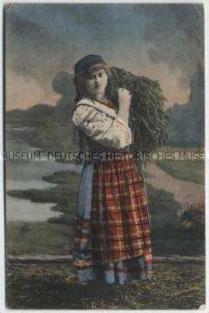 Junge Frau in einer Tracht aus der Ukraine