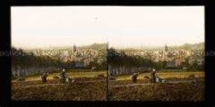 Panorama von Lößnitz, im Vordergrund zwei Frauen bei der Feldarbeit