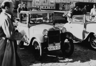 Oldtimer und Zuschauer auf der 1. KFZ-Veteranen-Ralley