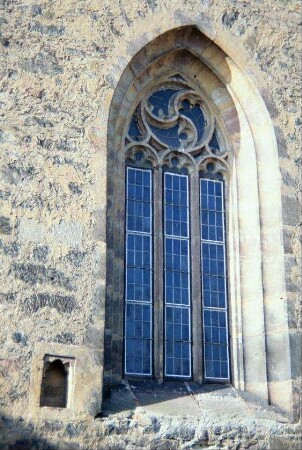 gotisches Fenster an der Kirchturmostseite; Maßwerk mit Fischblase, daneben leere Nische im Mauerwerk