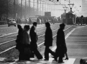 Straße mit Passanten, Straßenbahnen und Autos, Warschau