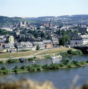 Trier. Moselufer und Stadt von Nordwesten